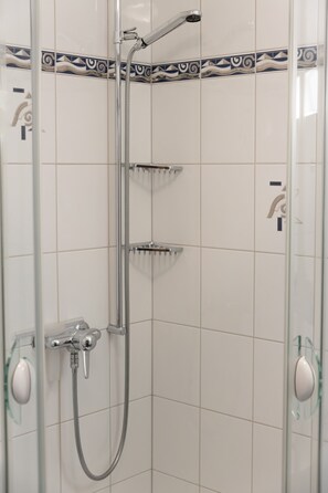 Superior Apartment | Bathroom shower - Apartments Saasunia (Saas Grund)