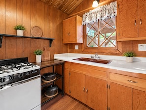 Coffee/tea maker, fridge, microwave, oven - Sugar Pine - Portable A/C, Barbecue, Deck, Barbecue (Sugarloaf)