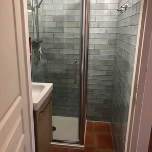 Badewanne, Haartrockner, Handtücher, Seife