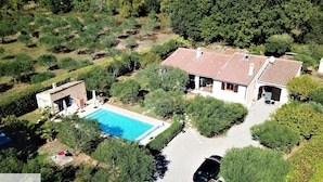 An aerial view of a house with a swimming pool, surrounded by greenery and trees. - Private Family Villa in Verdon, Var, Provence - Pool and 2,000 m² Garden - Sleeps 10 (regusse)