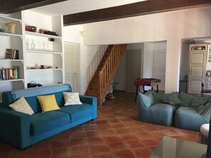 Smart-TV, Kamin, Videospiele, DVD-Player