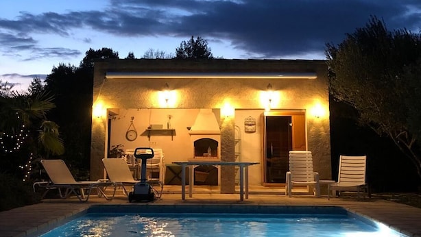 A poolside area with a barbecue and lounge chairs. - Private Family Villa in Verdon, Var, Provence - Pool and 2,000 m² Garden - Sleeps 10 (regusse)