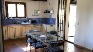 A kitchen with a glass dining table, chairs, and a coffee machine. - Private Family Villa in Verdon, Var, Provence - Pool and 2,000 m² Garden - Sleeps 10 (regusse)