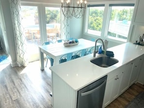 Refrigerador, microondas, lavavajillas y cafetera y tetera 