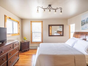 3 bedrooms, desk, iron/ironing board, WiFi