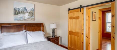 3 bedrooms, desk, iron/ironing board, WiFi