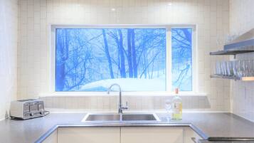 Kylskåp, mikrovågsugn, ugn och spishäll