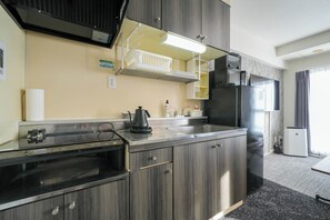 冷蔵庫、電子レンジ、コンロ、調理器具と食器