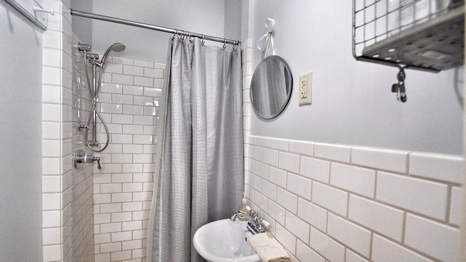 Ensemble douche/baignoire, sèche-cheveux, serviettes fournies, savon