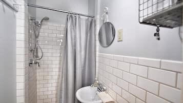Ensemble douche/baignoire, sĂšche-cheveux, serviettes fournies, savon