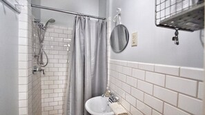 Ducha y bañera combinadas, secador de pelo, toallas y jabón