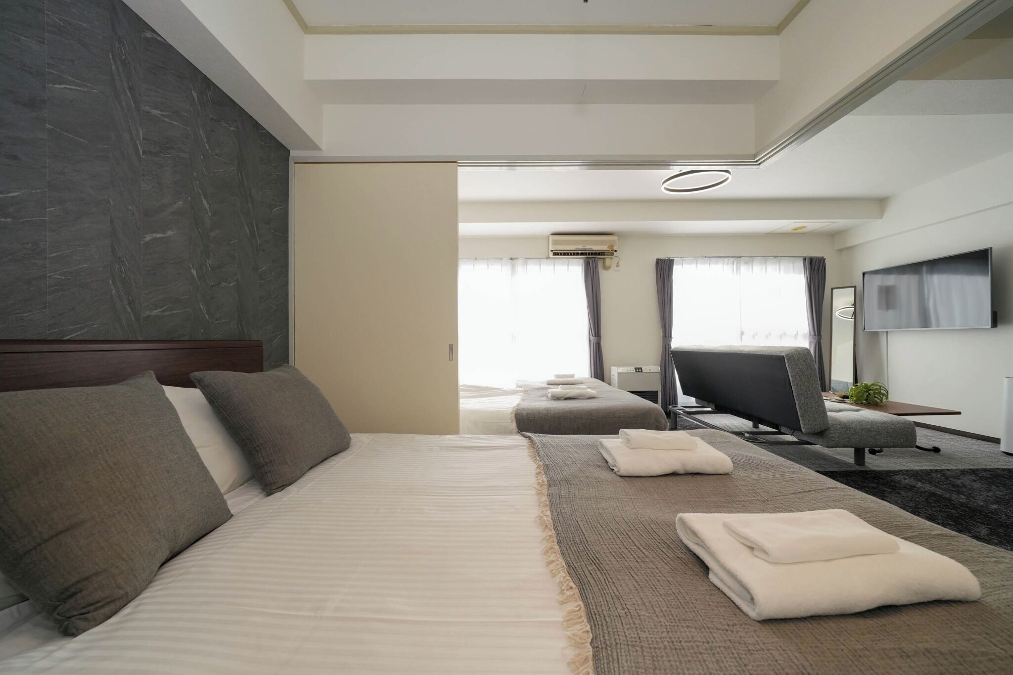 2 soverom, skrivebord, strykejern/-brett og wi-fi (inkludert)