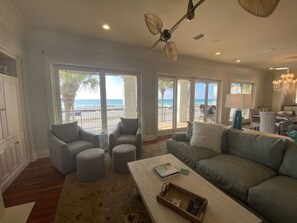 Smart TV, chimenea, libros y estéreo 