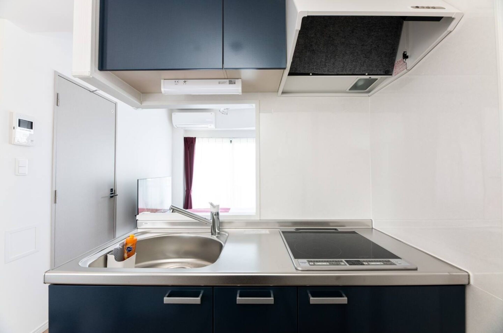 Réfrigérateur, micro-ondes, plaque de cuisson