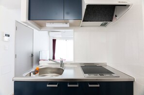 冷蔵庫、電子レンジ、コンロ、調理器具と食器