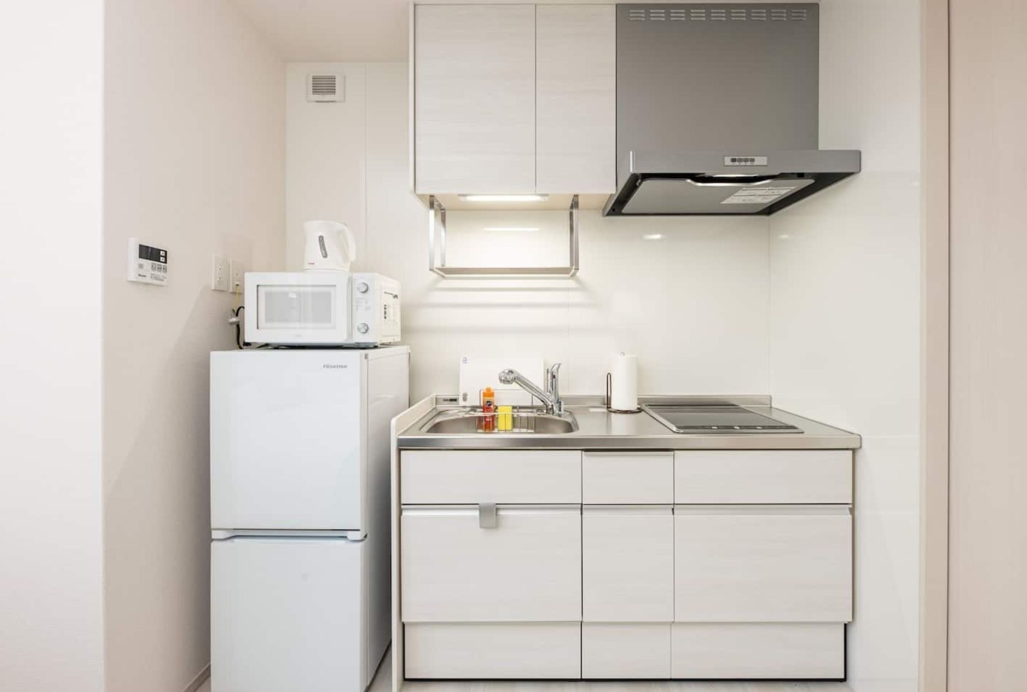 Kjøleskap, mikrobølgeovn, kokeplater og kjøkkenutstyr