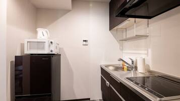 Fridge, microwave, stovetop, cookware/dishes/utensils