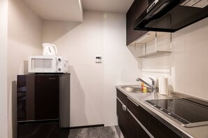Fridge, microwave, stovetop, cookware/dishes/utensils