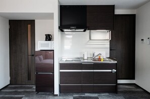 Kühlschrank, Mikrowelle, Herdplatte, Kochgeschirr/Geschirr/Besteck