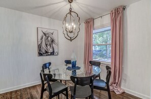 Dining - The Cozy Cottage 💕 (Raleigh)