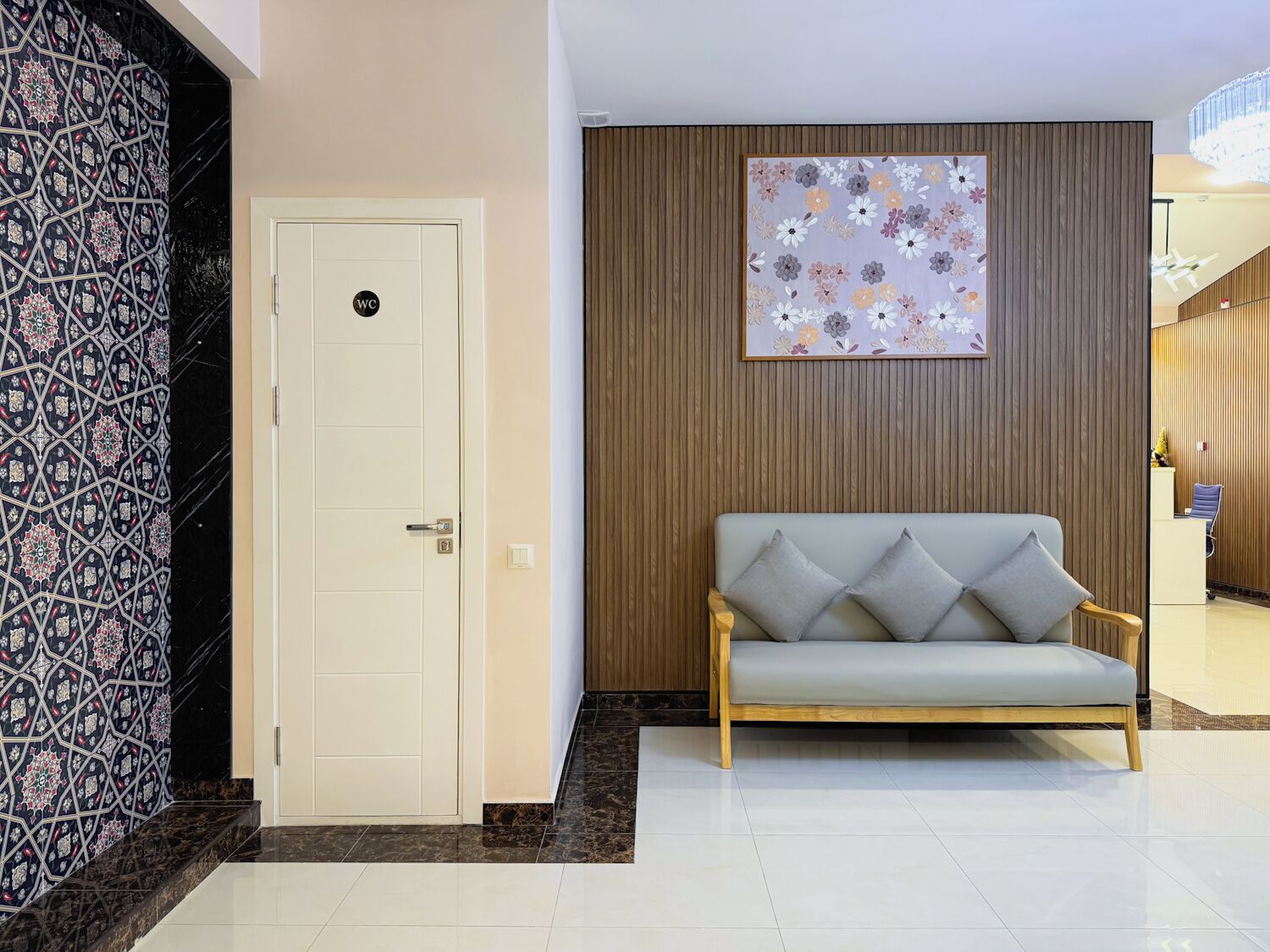 تلفزيون ذكي بحجم 40-سم يعرض قنوات فضائية، تلفزيون