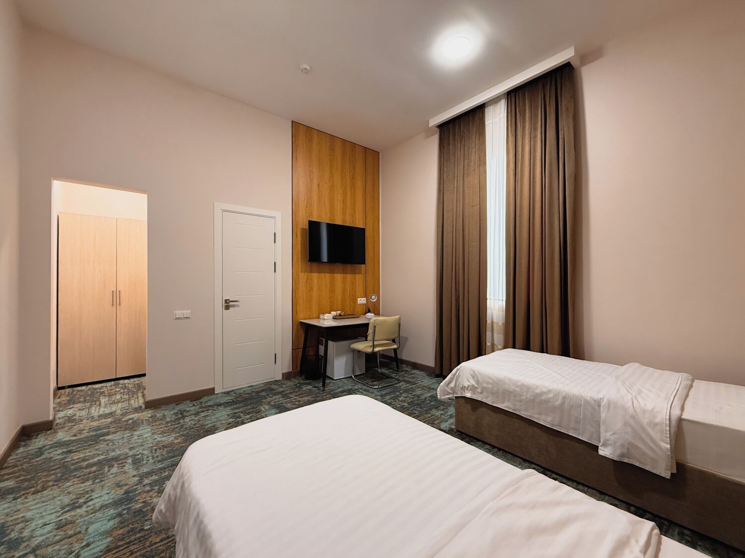 أسرّة سليكت كومفورت و خزنة داخل الغرفة ومكتب وستائر تعتيم