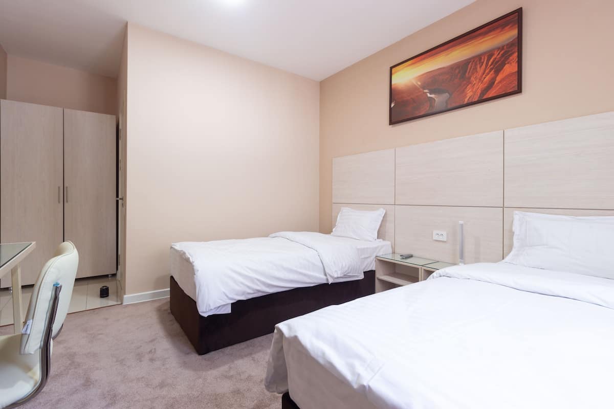 Select Comfort beds, in-room safe, desk, blackout curtains