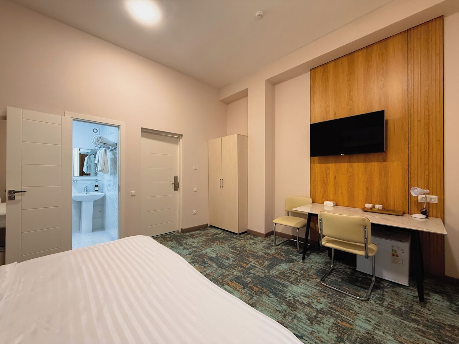 أسرّة سليكت كومفورت وخزنة داخل الغرفة ومكتب وستائر تعتيم