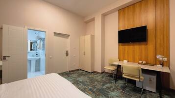 أسرّة سليكت كومفورت وخزنة داخل الغرفة ومكتب وستائر تعتيم