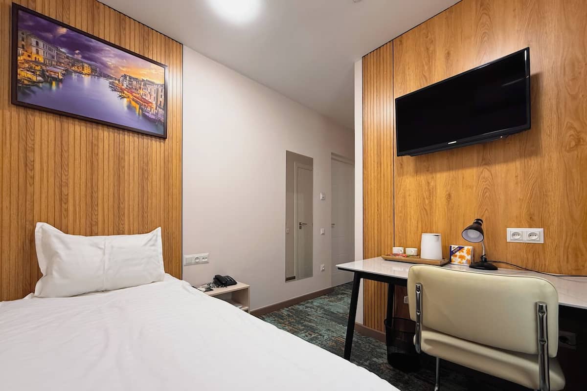 Quarto solteiro básico | Camas Select Comfort, cofres nos quartos, escrivaninha