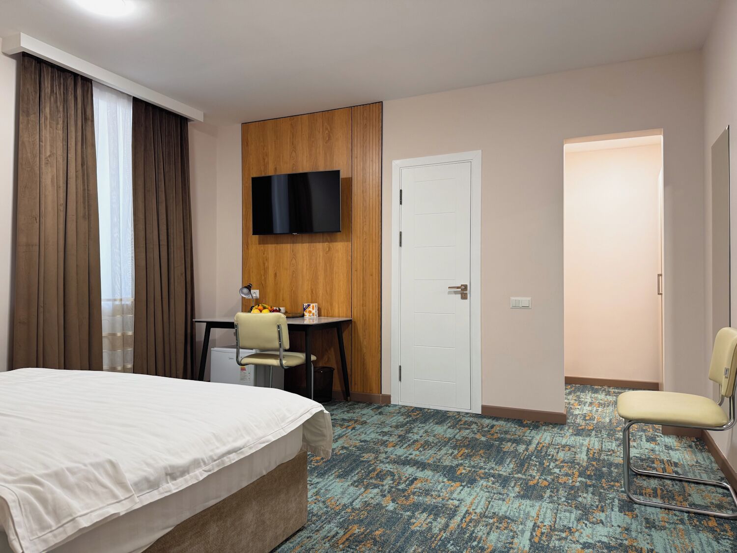 أسرّة سليكت كومفورت وخزنة داخل الغرفة ومكتب وستائر تعتيم