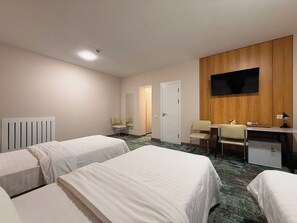 Kolmen hengen perushuone | Select Comfort -patjalliset sängyt, tallelokero huoneessa, työpöytä