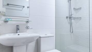 Chambre de base double ou avec lits jumeaux | Salle de bain | Douche, douche cascade, séchoir à cheveux, pantoufles