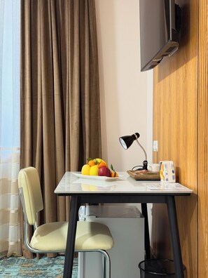 أسرّة سليكت كومفورت وخزنة داخل الغرفة ومكتب وستائر تعتيم