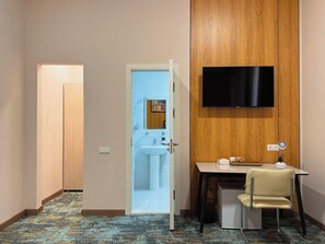 Kahden hengen perushuone | Select Comfort -patjalliset sängyt, tallelokero huoneessa, työpöytä