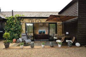 Outdoor dining - Spacious Open Plan House in Central Windsor. Dog Friendly + Off Street Parking! (Windsor)