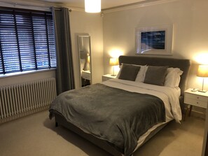 2 bedrooms, iron/ironing board, free WiFi, bed sheets - Spacious Open Plan House in Central Windsor. Dog Friendly + Off Street Parking! (Windsor)