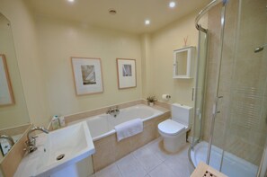 Bathtub, hair dryer, towels, soap - Spacious Open Plan House in Central Windsor. Dog Friendly + Off Street Parking! (Windsor)