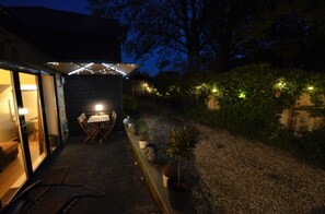 Outdoor dining - Spacious Open Plan House in Central Windsor. Dog Friendly + Off Street Parking! (Windsor)