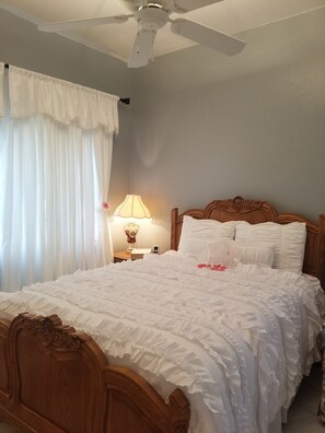 1 slaapkamer, een strijkplank/strijkijzer, wifi, beddengoed