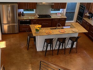 Køleskab, mikrobølgeovn, ovn, kogeplade