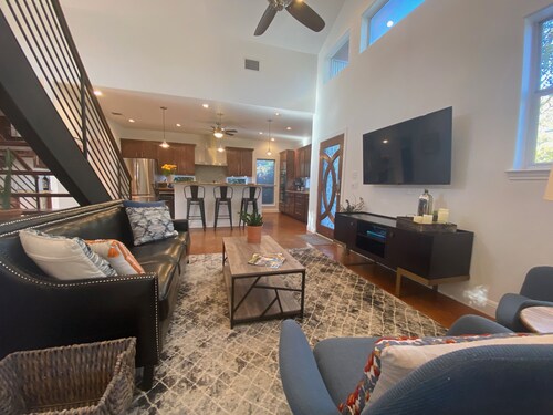 Lovely, Bright Modern House, Short Walk To Main Street, Private Pool!