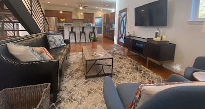 Lovely, Bright Modern House, Short Walk To Main Street, Private Pool!