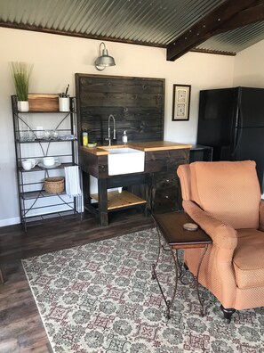 TV - Wine Country Cottage<br>Large comfortable studio (Templeton)