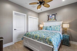 2 bedrooms, iron/ironing board, travel cot, free WiFi - Bermuda Bungalows #4 🌴🏄‍♀️Quick Walk to Public Beach 🏊🩴Pool/Spa On-Site 🏖️🌅Downtown Singer Island 🌊😎Walk to Restuarants, Bars, Shops 🐬🌞Free On-Site Parking! (Singer Island, Riviera Beach)