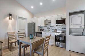 Fridge, microwave, oven, stovetop - Bermuda Bungalows #4 🌴🏄‍♀️Quick Walk to Public Beach 🏊🩴Pool/Spa On-Site 🏖️🌅Downtown Singer Island 🌊😎Walk to Restuarants, Bars, Shops 🐬🌞Free On-Site Parking! (Singer Island, Riviera Beach)
