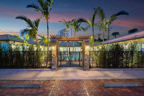 Bermuda Bungalows #4 🌴🏄‍♀️Quick Walk to Public Beach 🏊🩴Pool/Spa On-Site 🏖️🌅Downtown Singer Island 🌊😎Walk to Restuarants, Bars, Shops 🐬🌞Free On-Site Parking!