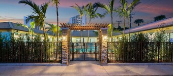 Bermuda Bungalows #4 🌴🏄‍♀️Quick Walk to Public Beach 🏊🩴Pool/Spa On-Site 🏖️🌅Downtown Singer Island 🌊😎Walk to Restuarants, Bars, Shops 🐬🌞Free On-Site Parking!