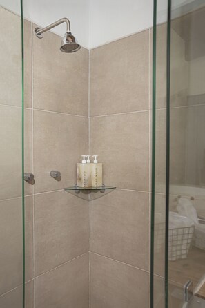 Quarto standard | Banheiro | Chuveiro, toalhas de banho