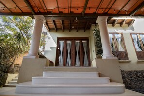 Front of property - EL HOTEL (Tepoztlán)